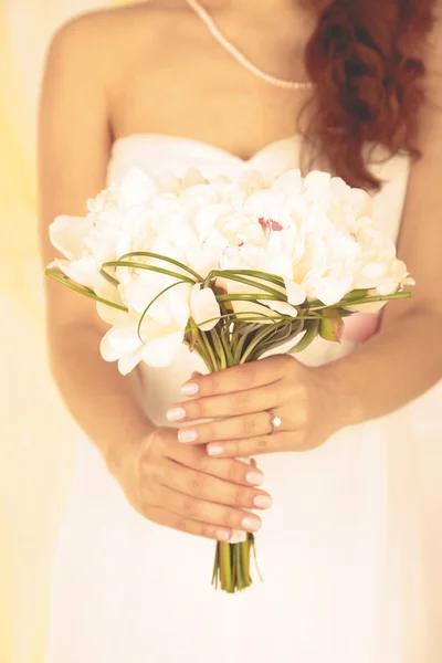 新娘紧握着的白牡丹的婚礼花束特写 — 图库照片