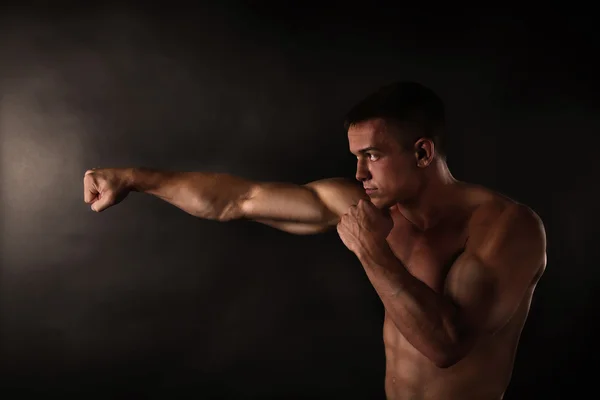 Boxer lutador em fundo preto — Fotografia de Stock