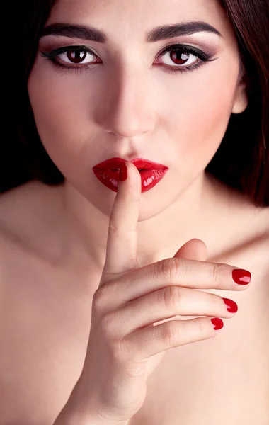 Menina com lábios vermelhos e unhas close-up — Fotografia de Stock