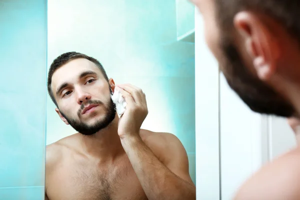 Joven afeitándose la barba en el baño —  Fotos de Stock