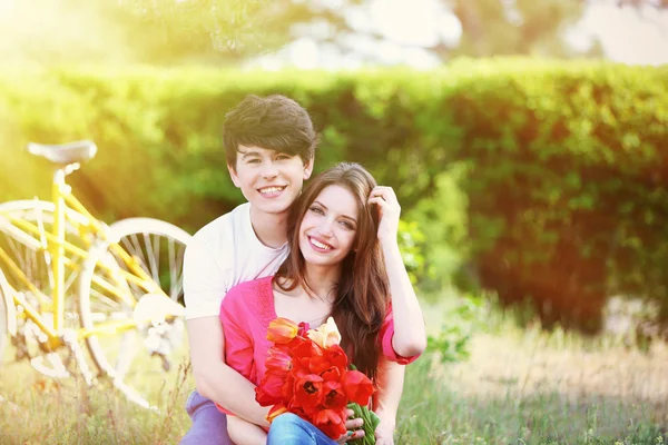 Jovem casal no parque — Fotografia de Stock