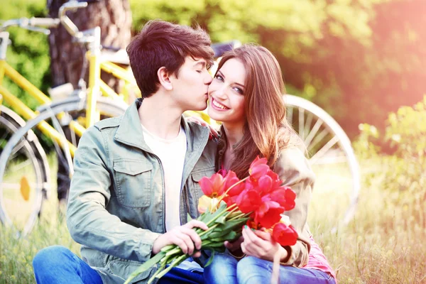 Pareja joven en el parque — Foto de Stock