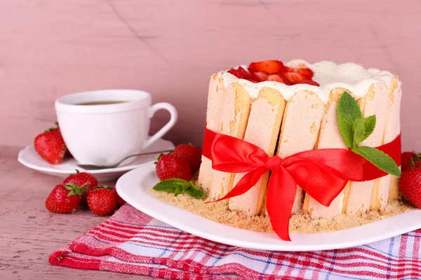 Gâteau savoureux Charlotte aux fraises fraîches sur table en bois — Photo