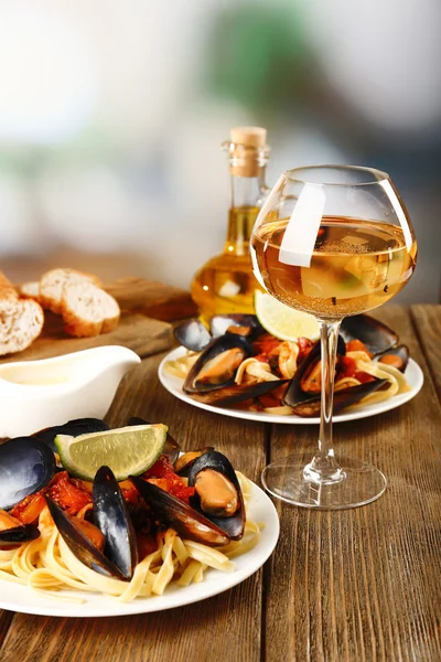 Tasty noodles with mussels on table, close up — Stock Photo, Image