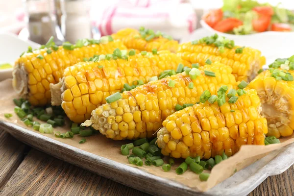 Mazorcas de maíz a la parrilla en la mesa, primer plano —  Fotos de Stock