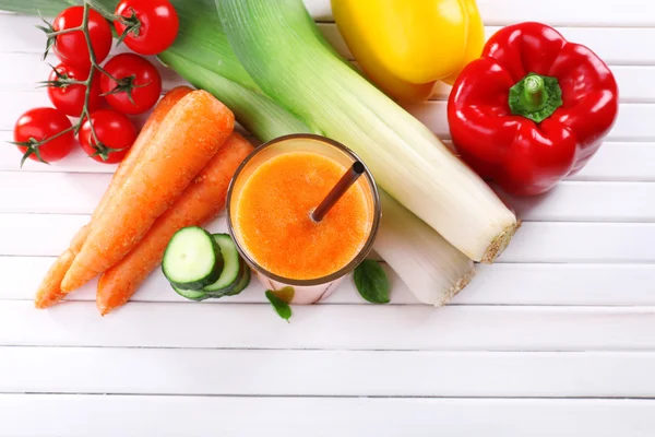 Glas frischer Karottensaft und Gemüse auf Holzgrund — Stockfoto