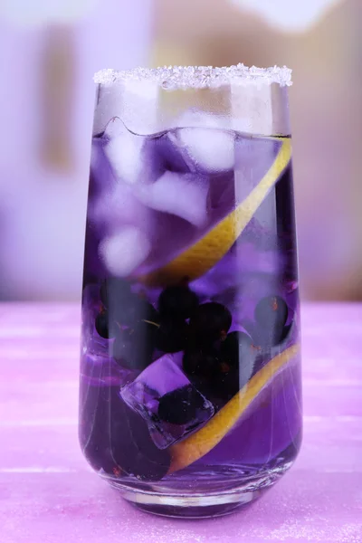 Glas kallt berry cocktail på träbord — Stockfoto