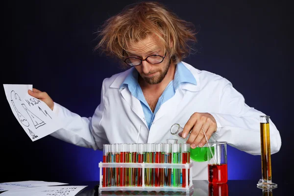 Cientista louco trabalhando em laboratório — Fotografia de Stock