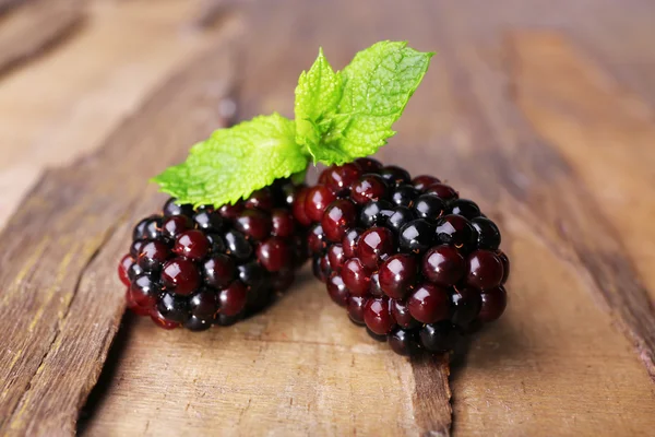 Blackberries sobre fondo de madera primer plano —  Fotos de Stock