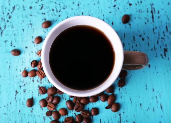 Taza de lunares de granos de café aislados en blanco — Foto de Stock