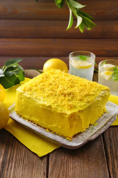 Bolo de limão saboroso na mesa de madeira — Fotografia de Stock