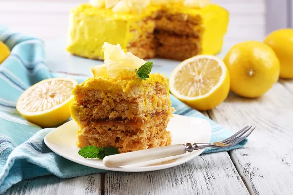 Ahşap masa üstünde lezzetli limon tatlısı — Stok fotoğraf
