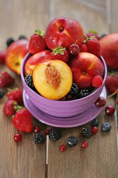 桃子和浆果在碗上表特写 — 图库照片
