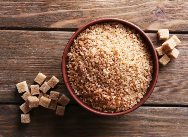 Kostki brązowy cukier i cukier kryształ miski na drewniane tła — Zdjęcie stockowe