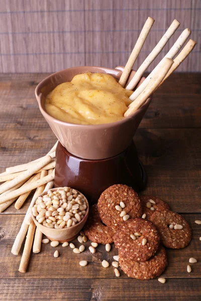 Fondue, épice, biscuits sur fond bois — Photo