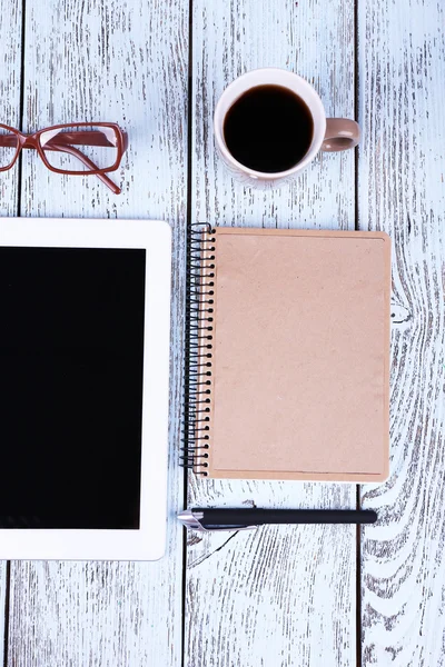 Tablett, mugg kaffe, notebook — Stockfoto