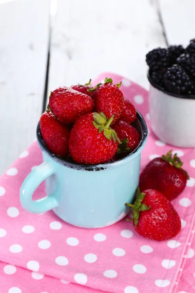 Bacche dolci in tazza sul tavolo primo piano — Foto Stock