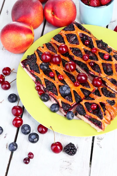 Tarte aux baies sucrées et aux baies sur table close-up — Photo