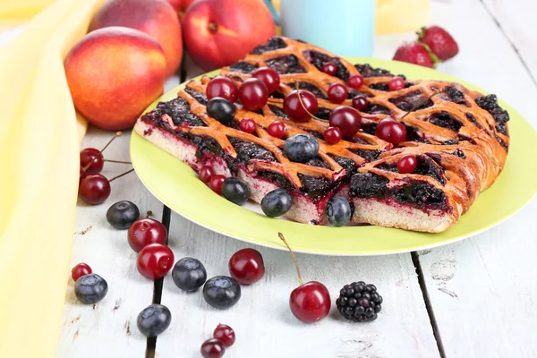 Słodkie owoce i jagody tarta na stół szczegół — Zdjęcie stockowe
