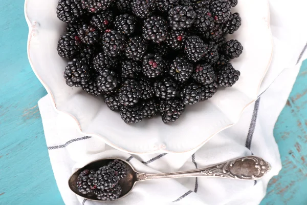 甜黑莓色木背景 — 图库照片