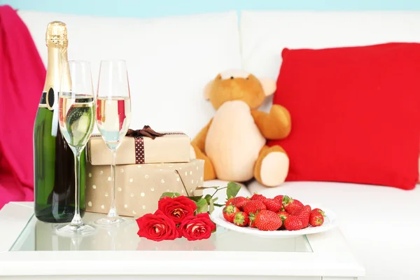 Romantische Stilleven met champagne, aardbei en rozen in de kamer — Stockfoto