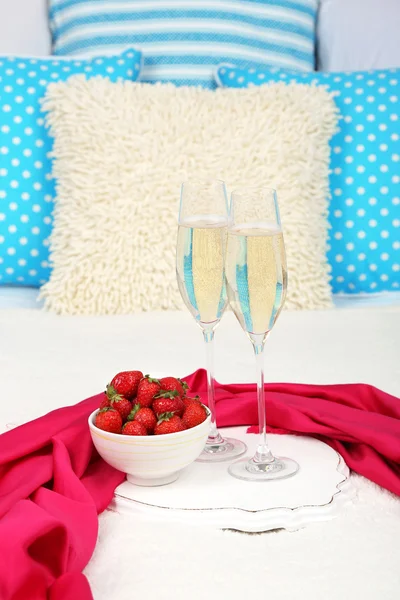 Romantisches Stillleben mit Champagner und Erdbeere im Bett — Stockfoto