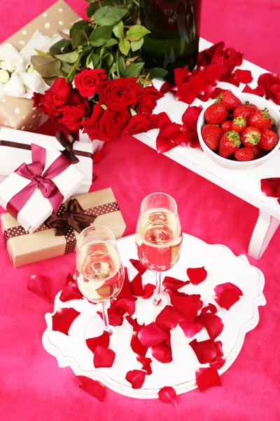 Romantyczny martwa natura z Szampanii, truskawki i róż na łóżku — Zdjęcie stockowe