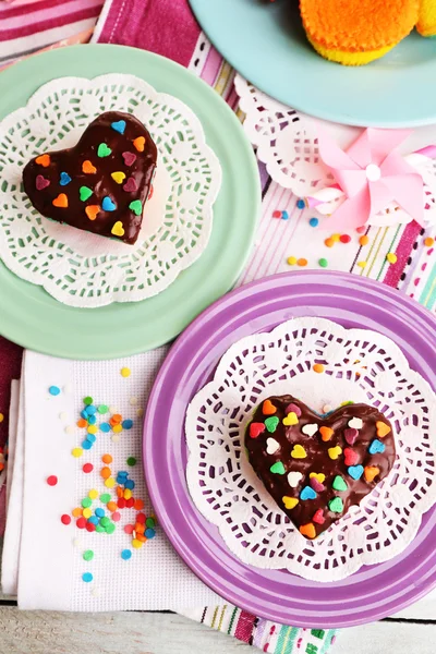 Deliciosos pasteles de arco iris en platos — Foto de Stock