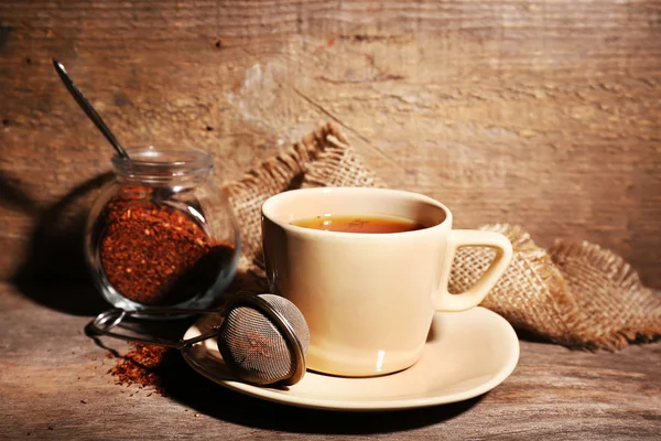 Tazza di gustoso tè rooibos, sul tavolo di legno — Foto Stock