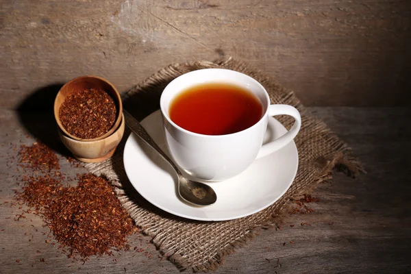 Chutné rooibos čaj, na dřevěný stůl — Stock fotografie