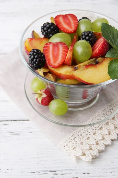 Ensalada de frutas frescas y sabrosas en la mesa de madera —  Fotos de Stock