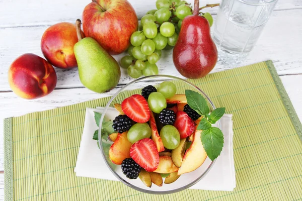 Ensalada de frutas frescas y sabrosas en la mesa — Foto de Stock