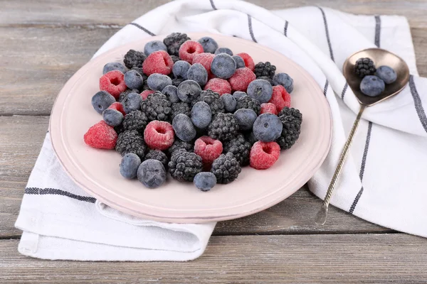 Iced berries on plate — Stock Photo, Image