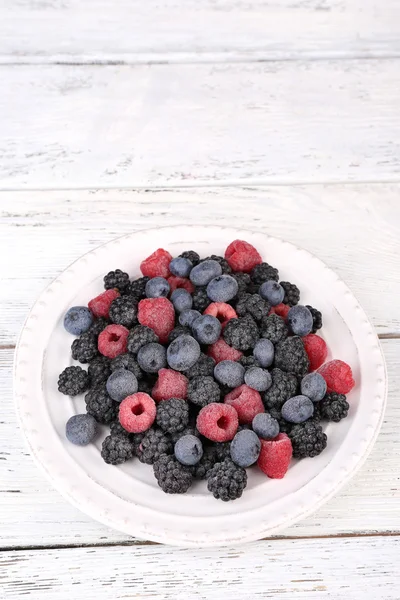 Крижані ягоди на тарілці — стокове фото
