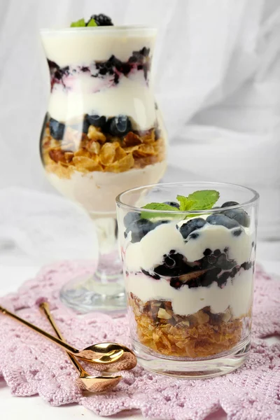 Natural yogurt with fresh berries on wooden table — Stock Photo, Image