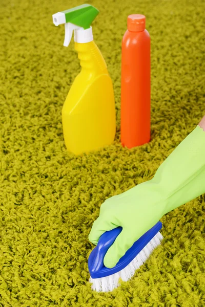 Cleaning carpet with brush — Stock Photo, Image