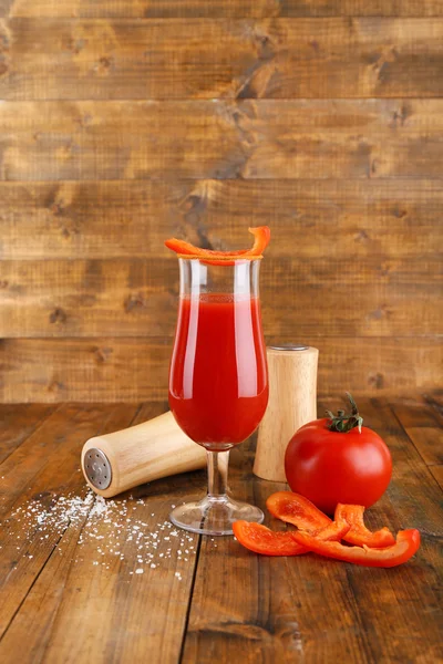 Szkło pomidor smaczny sok i pieprz na drewnianym stole — Zdjęcie stockowe