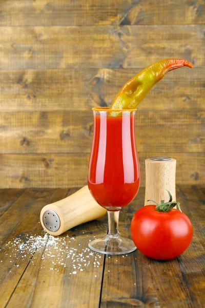 Bardak domates suyu ve biber ahşap tablo — Stok fotoğraf