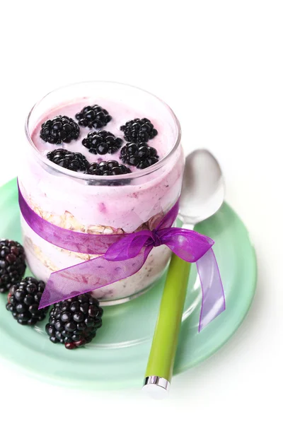 Desayuno saludable yogur con moras y muesli servido en frasco de vidrio, aislado en blanco —  Fotos de Stock