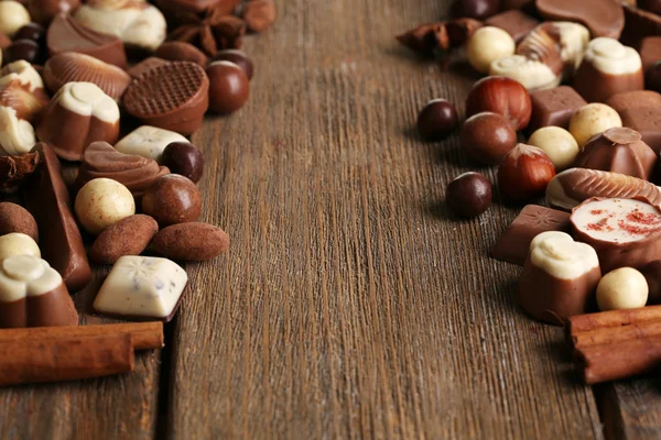 Různé druhy čokolády na dřevěný stůl detail — Stock fotografie