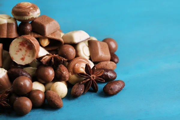 Diferentes tipos de chocolates na mesa de madeira close-up — Fotografia de Stock