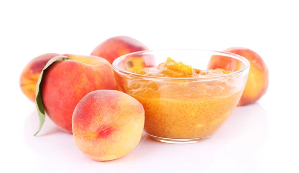 Leckere Pfirsich-Marmelade mit frischen Pfirsichen, isoliert auf weiß — Stockfoto