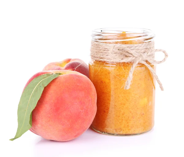 Tasty peach jam with fresh peaches, isolated on white — Stock Photo, Image