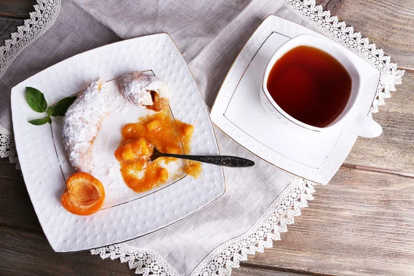 Still life with cup of tea and apricot jam on wooden table — Stock Photo, Image