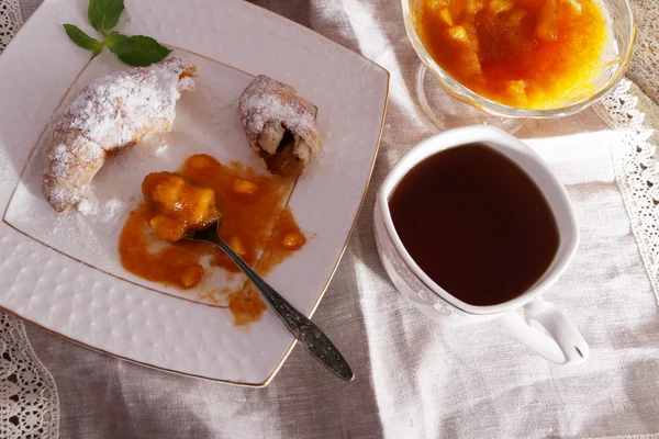 Fincan çay ve ahşap masa üzerine kayısı reçeli ile natürmort — Stok fotoğraf