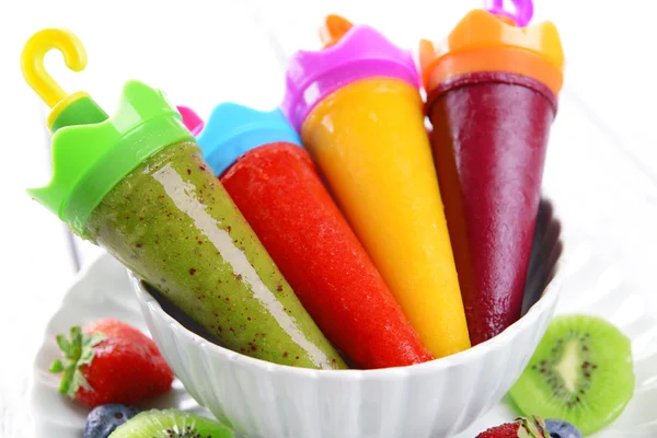 Delicioso helado en plato en primer plano de la mesa —  Fotos de Stock