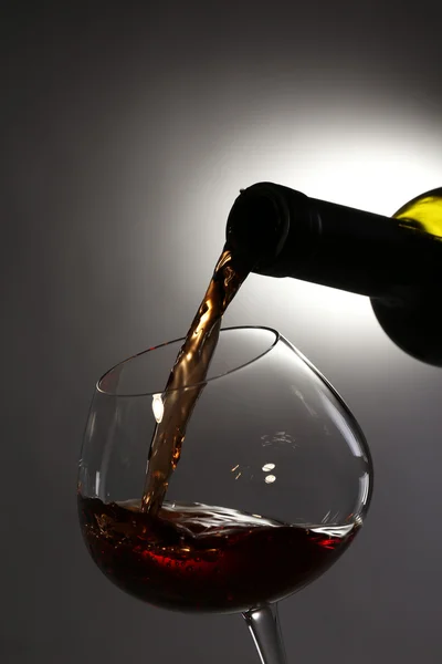 Red wine pouring into wine glass, close-up — Stock Photo, Image