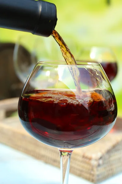 Red wine pouring into wine glass, close-up — Stock Photo, Image