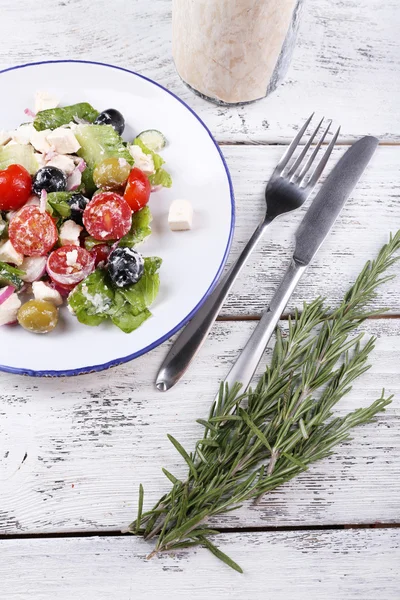Plate of Greek salad on wooden background — Stock Photo, Image