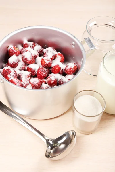 Matlagning läckra jordgubbssylt i köket — Stockfoto